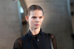 detail-defile-loewe-printemps-ete-2019-paris-detail-89.thumb.jpg.144cc1f225a55c7b4b5044093a43efa5.jpg