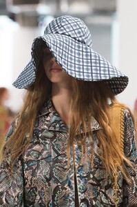 detail-defile-michael-kors-collection-printemps-ete-2019-new-york-detail-142.thumb.jpg.0db676d0aebeee11a827b2a8245804ac.jpg