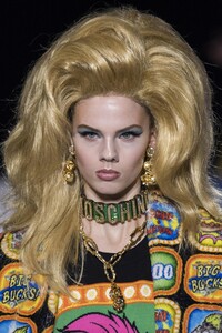 detail-defile-moschino-automne-hiver-2019-2020-milan-detail-247.thumb.jpg.d2abd07abd1802c1f8736727b028bf27.jpg