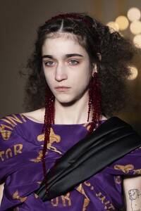 detail-defile-simone-rocha-automne-hiver-2020-2021-londres-detail-29.thumb.jpg.124689a912d2516674a09d944371525f.jpg