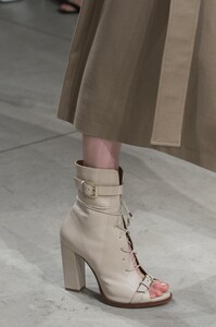 detail-defile-trussardi-printemps-ete-2018-milan-detail-182.thumb.jpg.92235b1ddf3b0141ef80ad27e4848386.jpg