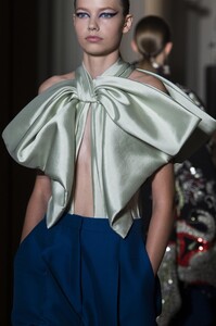 detail-defile-valentino-automne-hiver-2018-2019-paris-detail-34.thumb.jpg.e5568156162ec9fababf8cef70186d88.jpg