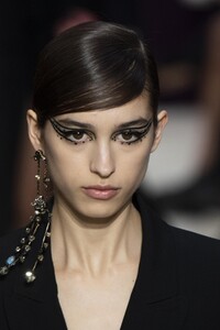 detail-defile-valentino-automne-hiver-2020-2021-paris-detail-53.thumb.jpg.eec5da15e6280378f838e739ff75893c.jpg