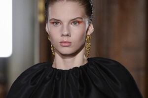 detail-defile-valentino-printemps-ete-2018-paris-detail-90.thumb.jpg.55e45046b1c57c62d4d6fabfa80ab774.jpg