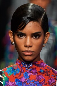 detail-defile-versace-automne-hiver-2020-2021-milan-detail-184.thumb.jpg.0728b9d7fd3bc75e32001980251f52e1.jpg