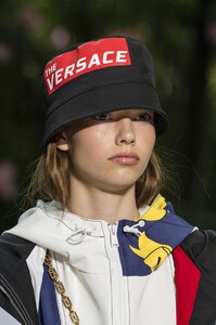 detail-defile-versace-printemps-ete-2019-milan-detail-42.thumb.jpg.1297811a2d24c270db7153dca3b78eb8.jpg