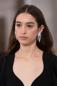 detail-defile-victoria-beckham-automne-hiver-2020-2021-londres-detail-87.thumb.jpg.3cf27bd3ff7116bfd781c9afcfbce6e3.jpg