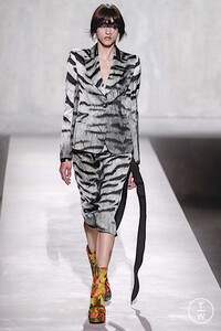 dries-van-noten-ss20-0049-794634.thumb.jpg.25ea7b65b814e12aac4522742c46b4d9.jpg