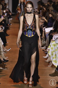 elie-saab-ss19-0033-83d5b9.thumb.jpg.e19055384a295f9cd547fe14ac056317.jpg