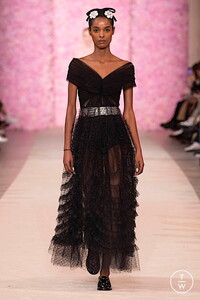 giambattista-valli-aw20-0012-92dd83.thumb.jpg.b5fed9f21b74c254a74156334925708a.jpg