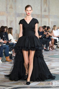 giambattista-valli-haute-couture-13-look-12-45a2c3.thumb.jpg.928673840d95e62bb97317fc7d1f094d.jpg