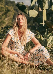 giovana-dress-peace_love_print-f3gllayeoy3xfulcbjgh.jpg