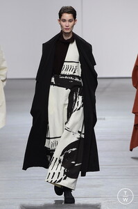 issey-miyake-aw20-0028-23ebb5.thumb.jpg.b3c3113ea0091ef2930a6e9df2cc89ff.jpg