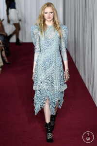 jill-stuart-ss18-0023-5507f7.thumb.jpg.e768840938add395a95221aa80180571.jpg