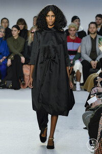 jw-anderson-aw20-0013-0942a5.thumb.jpg.0a72f2a8a15ce9d6d2ec54b0280a64ba.jpg