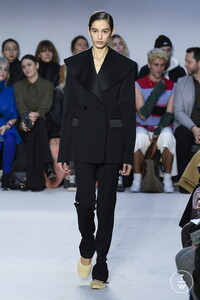 jw-anderson-aw20-0077-fe9b64.thumb.jpg.4dffc73d56b822f18950ee83fc13282d.jpg
