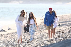 kendall-jenner-and-kourtney-kardashian-beach-in-malibu-07-16-2020-0.jpg