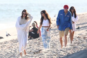 kendall-jenner-and-kourtney-kardashian-beach-in-malibu-07-16-2020-2.jpg