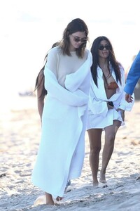 kendall-jenner-and-kourtney-kardashian-beach-in-malibu-07-16-2020-3.jpg