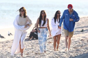 kendall-jenner-and-kourtney-kardashian-beach-in-malibu-07-16-2020-4.jpg