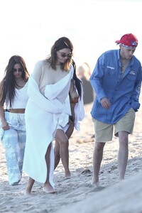 kendall-jenner-and-kourtney-kardashian-beach-in-malibu-07-16-2020-7.jpg