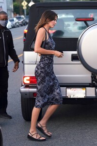 kendall-jenner-in-a-print-dress-at-giorgio-baldi-in-santa-monica-07-24-2020-4.jpg