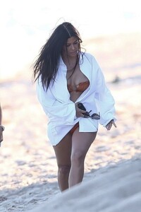 kourtney-kardashian-beach-in-malibu-07-16-2020-3.jpg