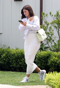 kylie-jenner-leaving-a-luxury-beach-hotel-in-laguna-beach-07-19-2020-6.jpg