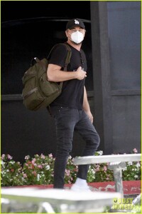 leonardo-dicaprio-camila-morrone-arrive-home-after-trip-01.jpg