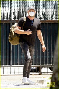 leonardo-dicaprio-camila-morrone-arrive-home-after-trip-05.jpg