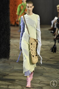 loewe-ss19-0086-87d31f.thumb.jpg.8a778d79cd278e6e2bab965fd02abcb4.jpg