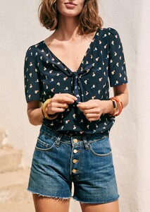 massia-blouse-meadow_print_navy-gmjbejiubp6leugwaeid.jpg