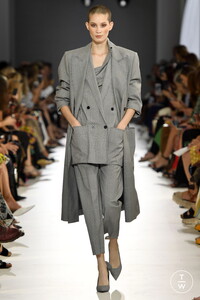 max-mara-ss19-0028-668da4.thumb.jpg.c283663086db5d69f290c01d1f4a26e0.jpg