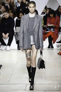 miu-miu-ss19-0011-3bf3d5.thumb.jpg.a4438ae49ee6ea68959ab36eb15306b5.jpg