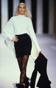 nadja-valentino-fw-1994.thumb.jpg.14e901f48d518ef3f8fa06a40fc8ffde.jpg