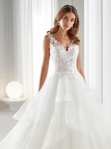 nicole-spose-AU12183-Aurora-moda-sposa-2021-252.thumb.jpg.a73f1541530c0385f4b11267e82f93bf.jpg