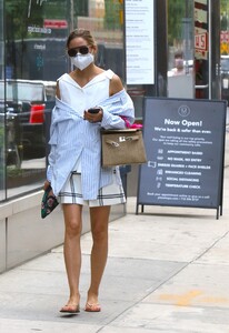 olivia-palermo-in-street-outfit-brooklyn-07-07-2020-1.jpg