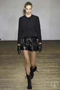 olivier-theyskens-ss19-0016-fe0a18.thumb.jpg.c6d467ee05246fa348011f9725fd9b38.jpg