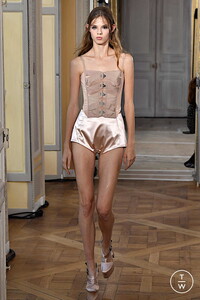 olivier-theyskens-ss20-0003-33b3e8.thumb.jpg.c6d3d5a9edb054d4f7ae175a59ed9d84.jpg