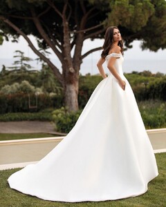 pronovias_104416594_740838750015869_5298646445338151919_n.jpg