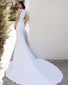 pronovias_104421497_302030894300566_829046360622749590_n.jpg