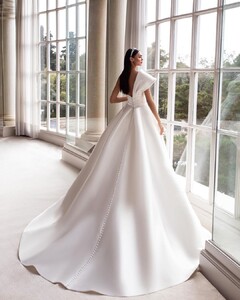 pronovias_105950698_2317685705206579_8972171469633711191_n.jpg