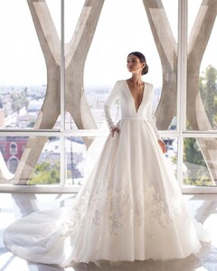 pronovias_106296053_874489669705773_3052307547891691370_n.jpg