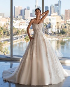 pronovias_115795898_140046011067427_7168235123538145484_n.jpg