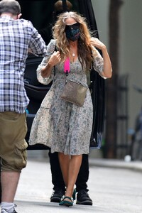 sarah-jessica-parker-wears-stylish-mask-in-nyc-07-15-2020-2.jpg