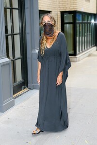 sarah-jessica-parker-with-a-mask-over-her-face-07-07-2020-0.thumb.jpg.b8e730f6afda3ce8118a3902ad5d2b8c.jpg