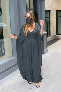 sarah-jessica-parker-with-a-mask-over-her-face-07-07-2020-1.thumb.jpg.8f1f09e2376229a4b0c525082cd5df4d.jpg