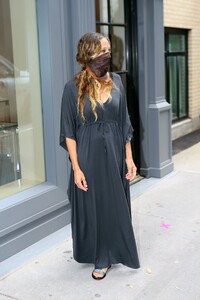 sarah-jessica-parker-with-a-mask-over-her-face-07-07-2020-3.thumb.jpg.e0970bc6ee71fffa4e030d25db7262c7.jpg