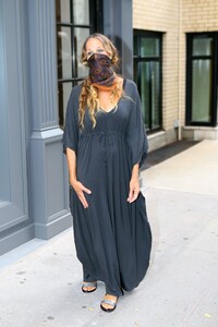 sarah-jessica-parker-with-a-mask-over-her-face-07-07-2020-6.jpg