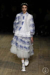 simone-rocha-ss20-0001-d71229.thumb.jpg.ca5eee7d64329bc10e851b1285842cc9.jpg